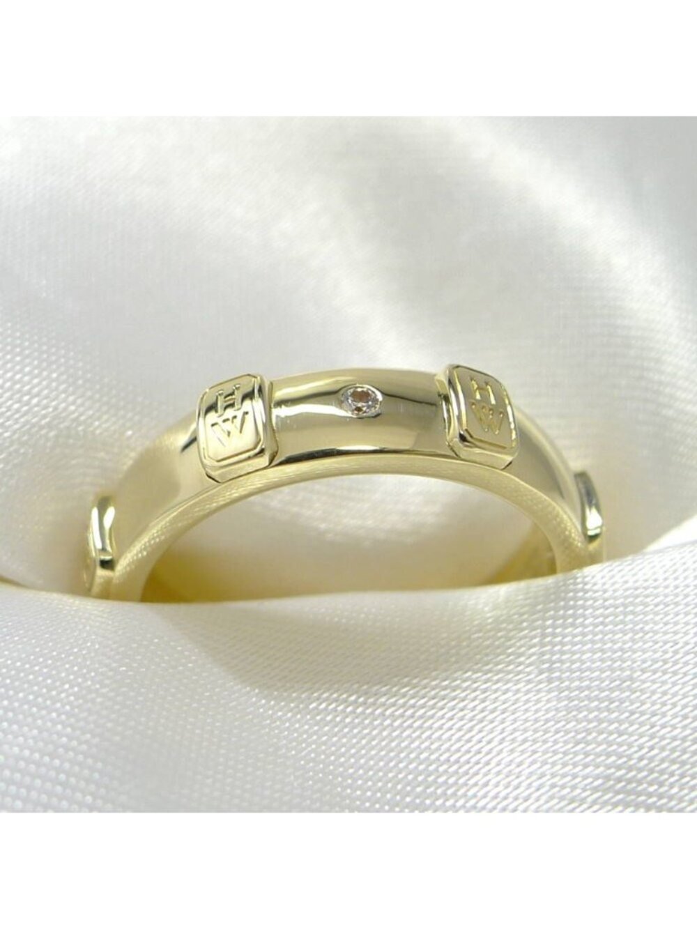 Harry Winston Ring HW Logo 18k Yellow Gold